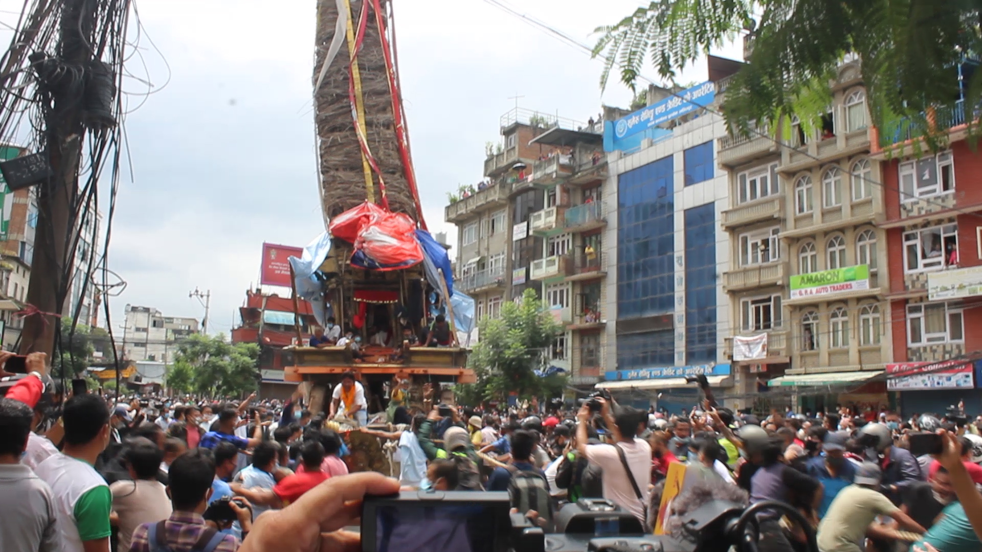 राताे मछिन्द्रनाथ रथ तानियाे, प्रहरी र जात्रामा सहभागीबीच झडप