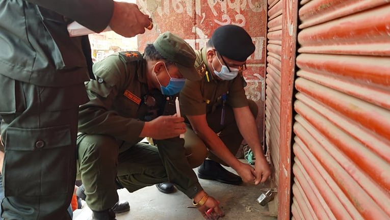 विना सम्झौता सञ्चालनमा भैरहेका वसपार्कका १ सय १२ पसलमा महानगरपालिकाको सिलबन्दी