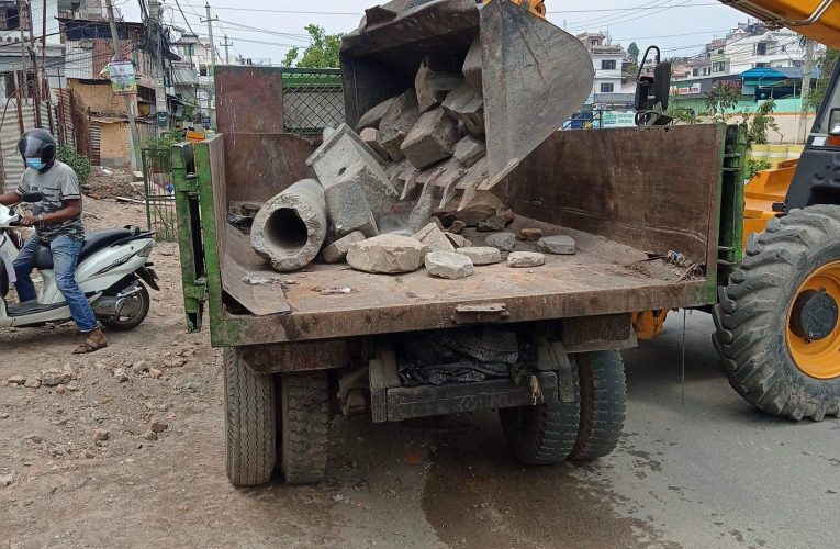 कुचोले बढार्न नसक्ने सबै फोहोर उठाउँदै नगर प्रहरी