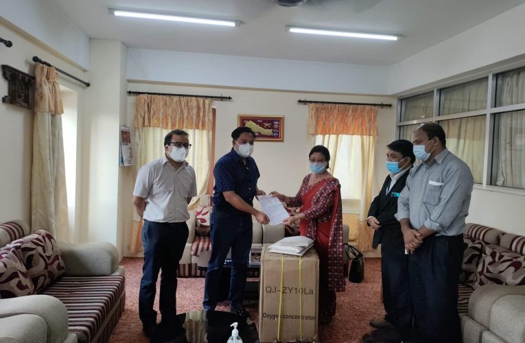 स्थानीय पालिकाहरुलाई कोभिडविरुद्ध लड्न ७० थान अक्सिजन कन्सनट्रेटर मेसिन हस्तान्तरण