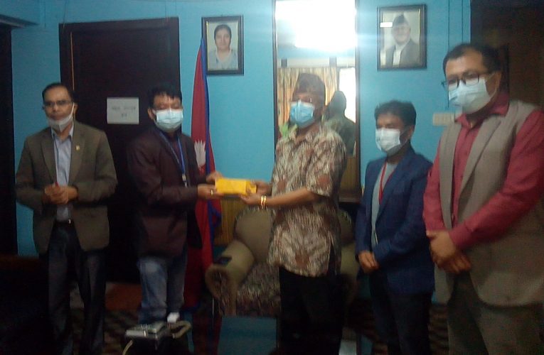 पत्रकार कोभिड कोषलाई शिक्षामन्त्रीको सहयोग