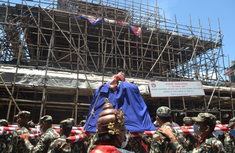 काष्ठमण्डपमा गजुर राखिने