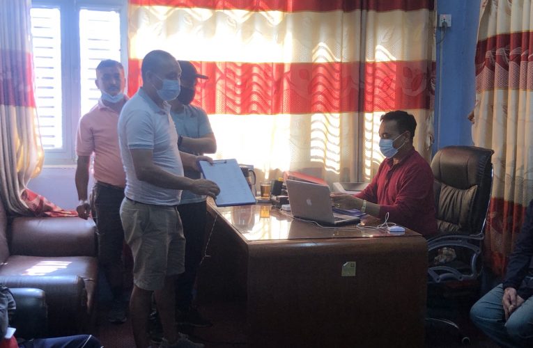 फाेहर व्यवस्थापनका लागि स्थानीयकाे धर्ना