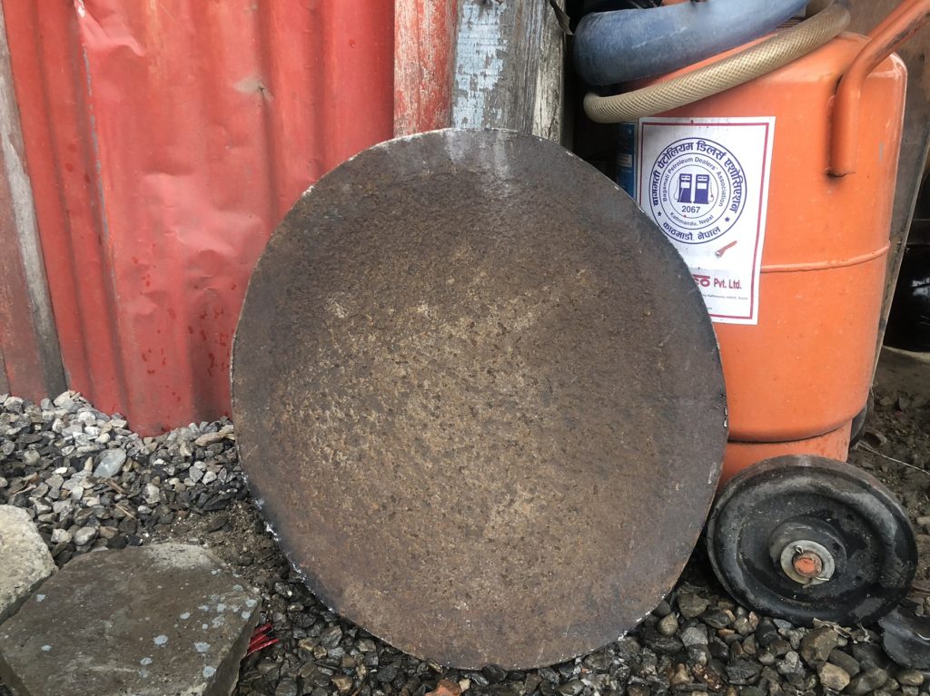 ट्यांकीबाट उछिटिएकाे वेल्डिङकाे लागि राखिएकाे पाटा ।