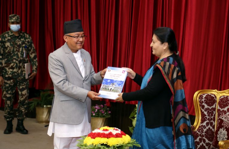 राष्ट्रपतिसमक्ष निर्वाचन आयोगकाे १६ औँ वार्षिक प्रतिवेदन पेश