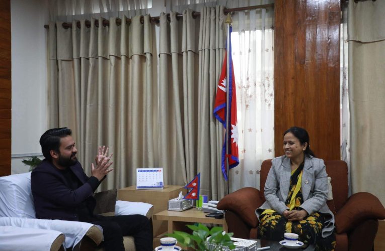 सूचना तथा संचारमन्त्री रेखा शर्मा र काठमाडौंका मेयर बालेन्द्र शाह बीच भेटवार्ता