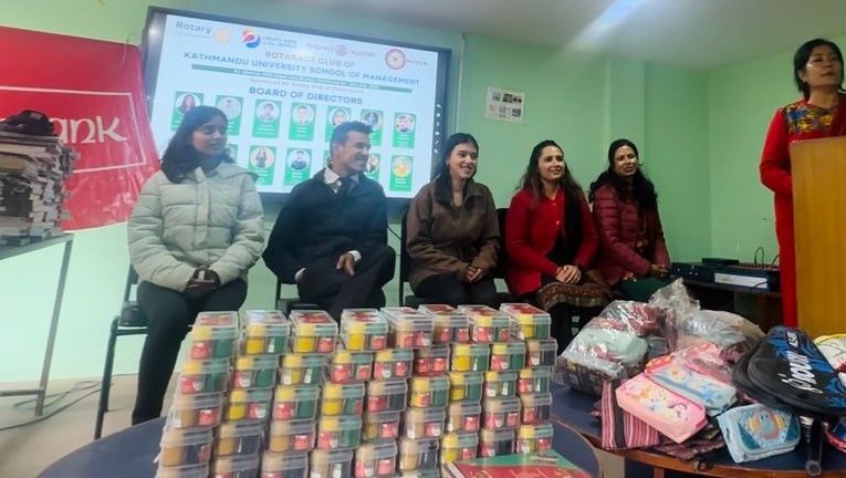 रोट्र्याक्ट क्लव कुसोमद्वारा धुम्रबराहा माबिलाई  बिभिन्न सहयोग प्रदान