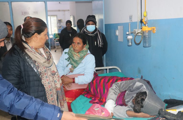 भालुबाङ बस दुर्घटनाका घाइतेहरूको उपचारमा कुनै कमी हुन नदिन मन्त्रीकाे निर्देशन