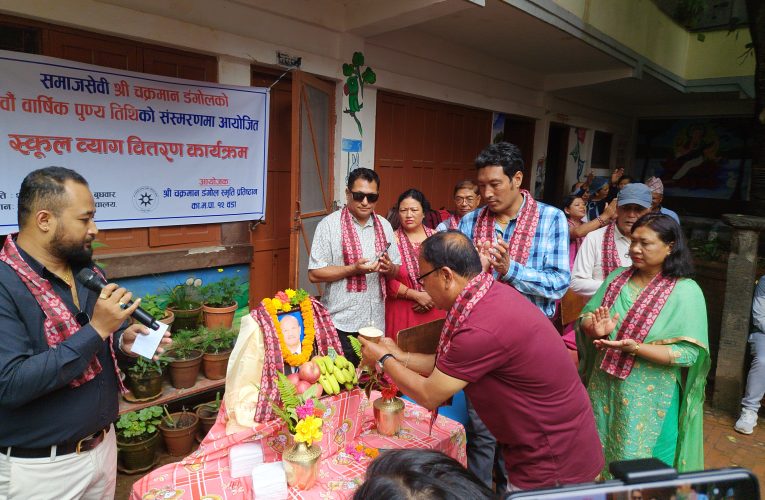 विद्यालयमा ब्याग वितरण