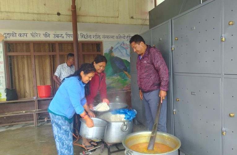 १२ वडाबाट बाढीपीडितहरूका लागि निःशुल्क खाना