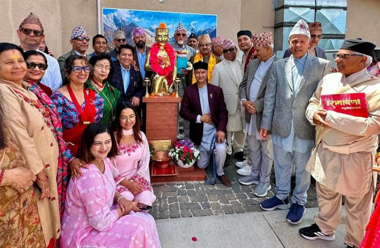 आदिकवि भानुभक्तको सालिक अमेरिकामा स्थापना